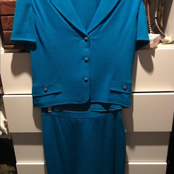 St. John knit collection, skirt has a small stain - Picture 3 of 8